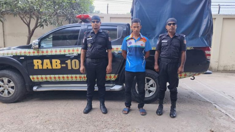 ফরিদপুরের “ক্লুলেস ডাকাতি” ঘটনার মূলহোতা দুর্ধর্ষ ডাকাত সর্দার রবিজুল শেখ’কে গ্রেফতার করেছে র‌্যাব-১০