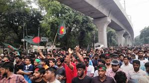 বৃষ্টি উপেক্ষা করে ‘ভুয়া ভুয়া’ স্লোগানে উত্তাল শাহবাগ