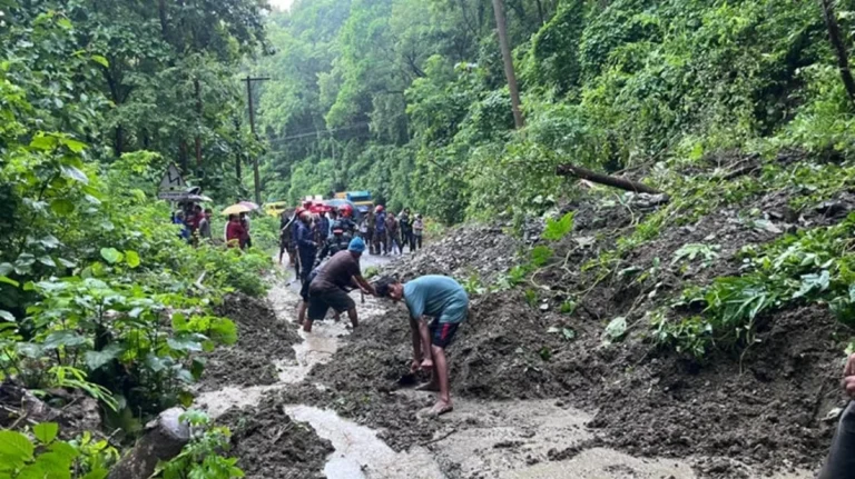পাহাড় ধসে খাগড়াছড়ির সঙ্গে সারাদেশের যান চলাচল বন্ধ