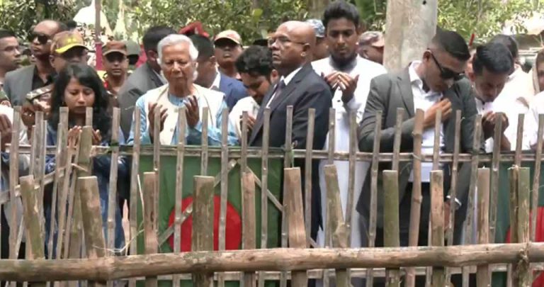 রংপুরে আবু সাঈদের বাড়িতে প্রধান উপদেষ্টা ড. ইউনূস