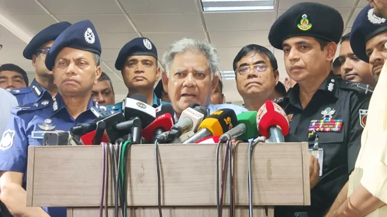 চাটুকারিতা করলে মিডিয়া বন্ধ করে দেওয়া হবে: স্বরাষ্ট্র উপদেষ্টা