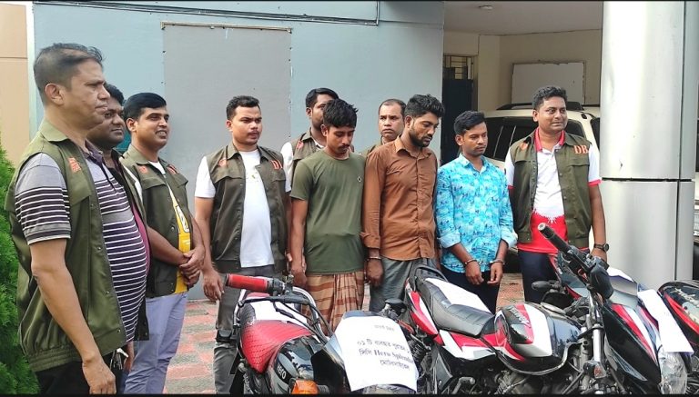 সাতক্ষীরায় ডিবি পুলিশের অভিযানে ডাকাত সর্দারসহ গ্রেফতার ৩