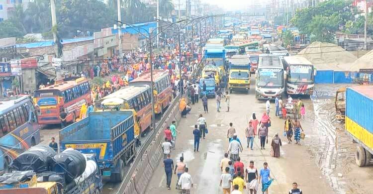 ৫২ ঘন্টা অবরোধের পর নবীনগর-চন্দ্রা মহাসড়ক ছাড়লেন শ্রমিকেরা