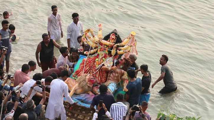 প্রতিমা বিসর্জনের মধ্য দিয়ে শেষ হচ্ছে দুর্গোৎসব