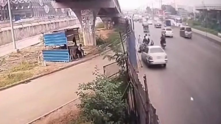 বিমানবন্দরে শিক্ষার্থীদের উপর উঠে গেল প্রাইভেট কার