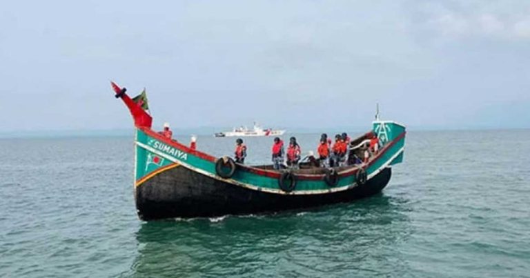 সাগরে মাছ ধরার ট্রলারে মিয়ানমার নৌবাহিনীর গুলি, নিহত ১