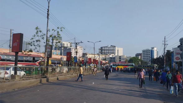 বাসে মামলা দেওয়ায় মহাখালীতে সড়ক অবরোধ, যান চলাচল বন্ধ